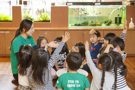 日本で初めて園のカリキュラムに哲学対話を導入。3歳から6年生まで取り組んできた子どもたちの哲学対話「こども哲学」の様子の映像を公開。