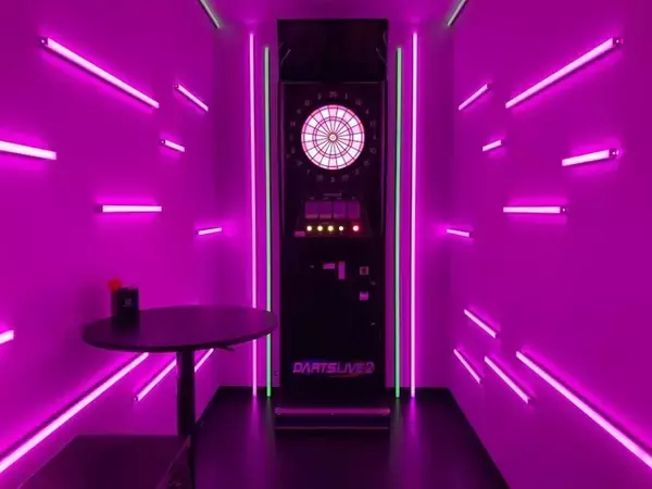 新体験！“暗闇ダーツルーム”　メディアで話題のネットカフェ「Hailey’5 Cafe 渋谷BEAM店」に登場！