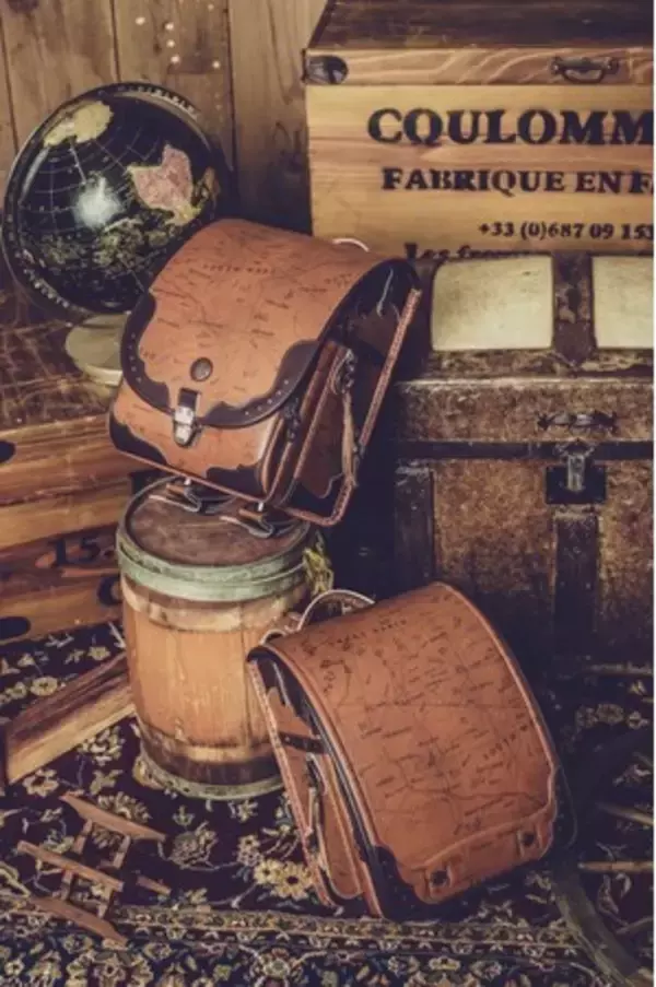 「どこにもない圧倒的なディーテール＆デザインが人気のLIRICOの男の子ランドセル『RODEO』。新作の“アラバマブラウン”は、人と被らないものが欲しい、こだわりある男の子に人気！」の画像