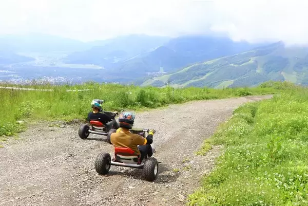 ヨーロッパで人気のアクティビティが日本初登場！白馬岩岳の山頂から北アルプスの絶景を眺めながら最大時速50kmで疾走する「Mountaincart（マウンテンカート）」が7月17日より提供開始