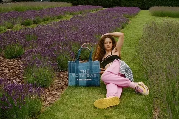 マーク ジェイコブスの人気トートバッグをデニム素材でアップデートした最新グループ「THE DENIM TOTE BAG」が誕生！