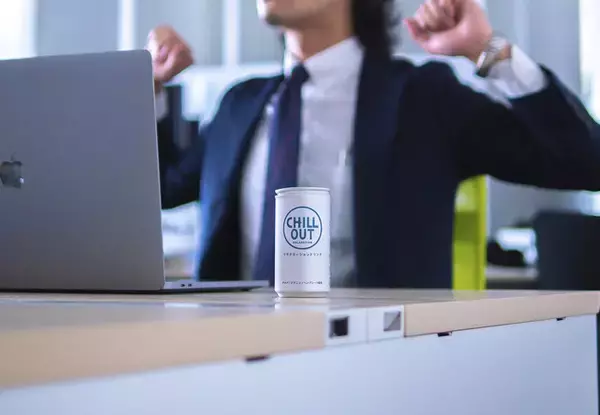 「チルする」と仕事がはかどる！？　リラクゼーションドリンクCHILL OUTの摂取によるワーキングメモリに関わる認知能力の改善の可能性をUniversal Mindとの脳神経科学研究が示唆