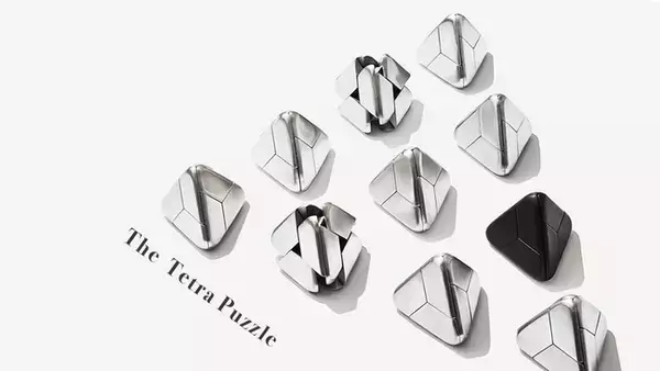 【人気シリーズ最新作】思考を手放して没入体験。洗練されたピラミッドデザインが美しい金属製立体パズル