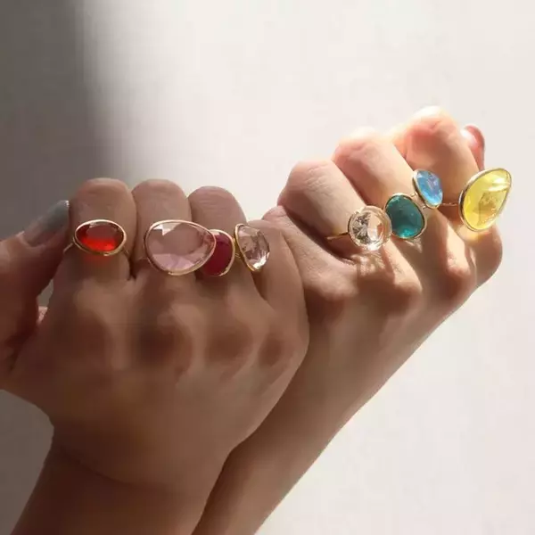 【MoodもInstaも映える！】カラフルな8色展開のカラークォーツリングで指に彩りと、ときめきを。自分だけのカラー組み合わせに巡り逢ってほしい。