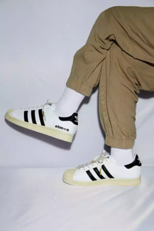 「atmosロゴにadidas Originals”トレフォイルロゴ”を使用した世界初のオフィシャルレーザーカスタム、第⼆弾 adidas Originals SUPERSTAR atmosが登場。」の画像