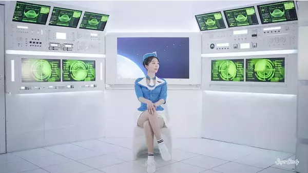 YouTubeにて先行公開中の浜崎美保が宇宙船内で踊るシュールな世界観で展開されるMVがSNSを中心に話題！2021年9月22日に配信がスタート！『トベタ・バジュン／すばらしい新世界 ～宇宙の旅編～』