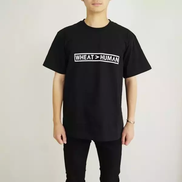 「小麦の奴隷」の世界観を表現したロゴ「WHEAT＞HUMAN」デザインTシャツを全国の小麦の奴隷店舗で順次販売開始！デザイナー率いる「ARTS & WORKS」とのコラボ。