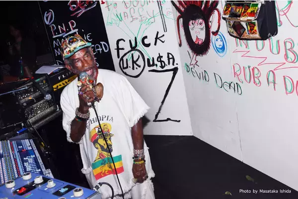 スペースシャワーTVは8月29日、享年85歳でこの世を去ったルーツ・レゲエ／ダブのパイオニア Lee “Scratch” Perryを追悼し貴重な過去映像をオンエア