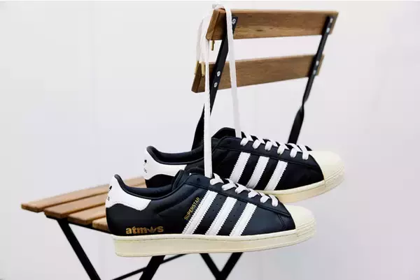 atmosロゴにadidas Originals”トレフォイルロゴ”を使用した世界初のオフィシャルレーザーカスタム、第四弾adidas SUPERSTAR LASERが登場。