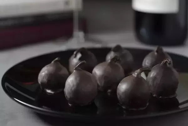 スペイン生まれのいちじくチョコ。冬季限定『ラビトスロワイヤル』を今年も発売！ギフトにおすすめ「クリスマス限定パッケージ」の予約販売も開始。