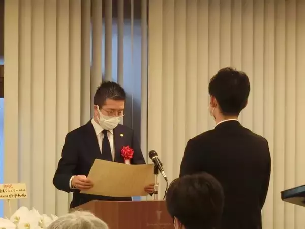 優れた金属工芸作品116点を展示する「第49回伝統工芸日本金工展」（東京展）授賞式にて「田中貴金属賞」を贈呈