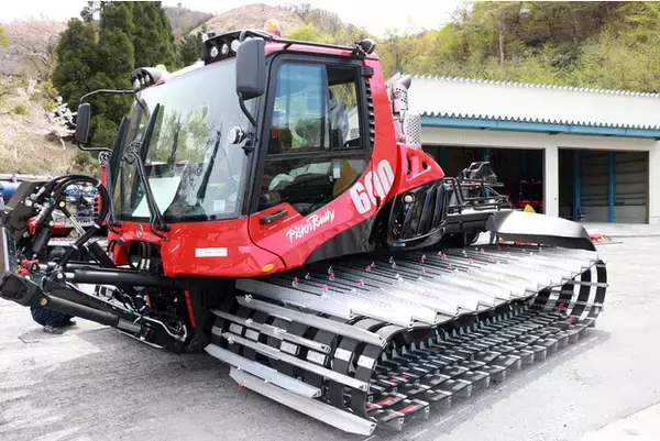 ２台で【１億円】！ドイツ製の最新モデルの「圧雪車」をグランスノー奥伊吹へ導入！　「世界のトップメーカー」のケースボーラー社のゲレンデ整備車両 「ピステンブーリーの新車２台」を購入しました！