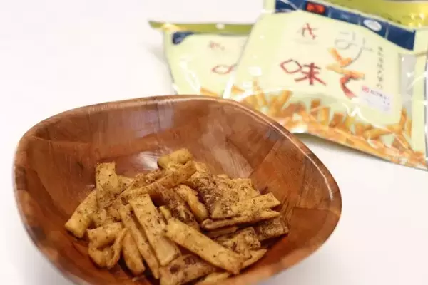 学生と地元企業が共同開発した「きしめんチップス」が期間限定で東京から新大阪間の東海キヨスクの店舗で販売開始