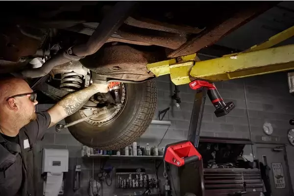 ミルウォーキーツール・ジャパンより、1,200ルーメンの配光性能を持つ「M12(TM) マグネットアンダーライト」を新発売