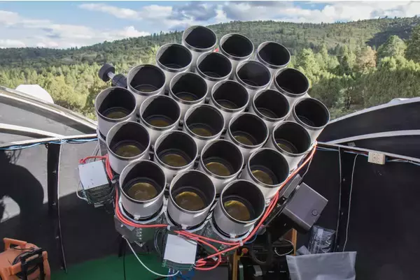 キヤノンUSAが大口径望遠単焦点レンズ120本を提供　望遠鏡アレイ「Dragonfly Telephoto Array Project」の拡張計画に協力