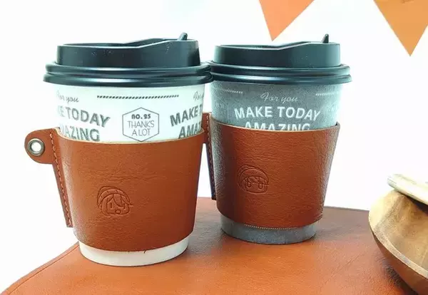 【ゆるキャン△】アウトドア用の本革製のコーヒーカップスリーブなどがヴィレヴァンオンラインに新登場！