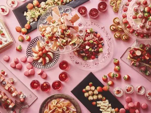 いちごの季節到来！品川駅直結、天井高27mの吹抜けでのストロベリーランチブッフェ「ヴィヴァーチェ」を12月26日より提供