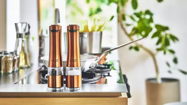 「電動ミル」累計出荷18万本！ラッセルホブスの人気シリーズより新色登場。　　　　　「電動ミル ソルト＆ペッパー ロイヤルブロンズ 7922JP-RB」　　　　　　　　　　　　　2022年1月28日(金)数量限定発売。