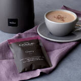 「英国のカカオライフスタイルブランド「ホテルショコラ」、『ベルべタイザー』専用チョコレートフレークの限定フレーバー『Cherry (チェリー)』を12月1日（水）新発売!!」の画像1