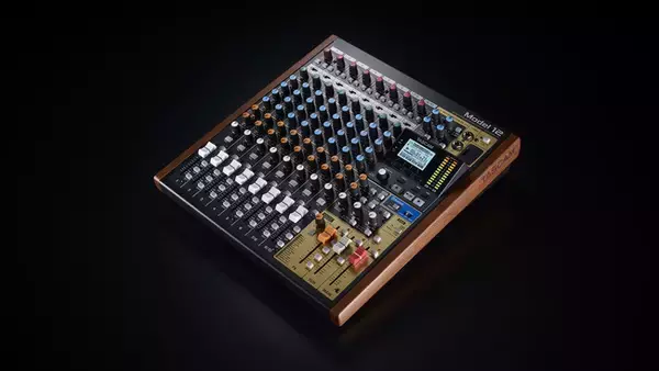 12トラックレコーディングミキサー『Model 12』に新機能 DAWコントロール機能の対応ソフト追加やヘッドホンソースのモニター位置の切り替えを可能にしたファームウェアを無償公開
