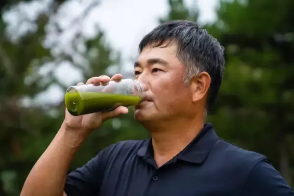 プロゴルフコーチでyoutuberの中井学さんが、育毛剤メーカーと共同開発した業界初の青汁『スカルプ青汁』のイメージモデルに就任！