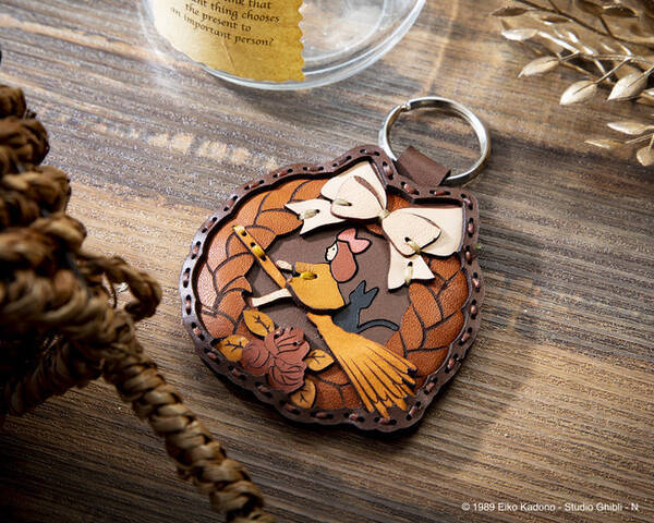 スタジオジブリ作品の大人のアメカジブランド Gbl 新作 人気レザーブランドオジャガデザインとコラボした 魔女の宅急便 のパンリース型キーリングが発売 21年12月9日 エキサイトニュース スタジオジブリ作品の大人のアメカジブランド Gbl 新作 人気レザーブランドオジャガデザインとコラボした 魔女の宅急便 のパンリース型キーリングが発売 21年12月9日 エキサイトニュース