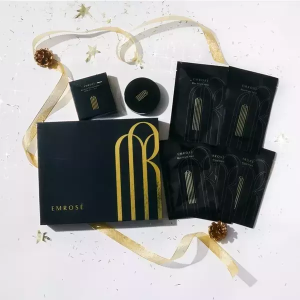 美の化身Mattによるトータルビューティーブランド〈EMROSE（エムロゼ）〉から、クリスマスにもぴったりなトーンアップクッションギフトボックスが発売。