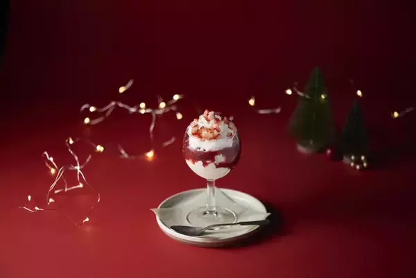 koe lobbyからホリデーシーズン限定のメニュー・サクッしゅわっ・ふわふわのマリアージュ『イートンメス ストロベリー』が12月21日より登場！