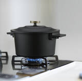 「ヤマダホールディングス オリジナル商品「SERIE NOIR」（セリエ ノアール）クッキングポット・ミディ発売」の画像1