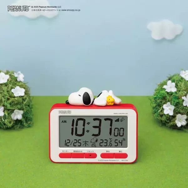 「スヌーピーのフィギュアがかわいい「スヌーピーの電波デジタルめざまし時計」発売」の画像