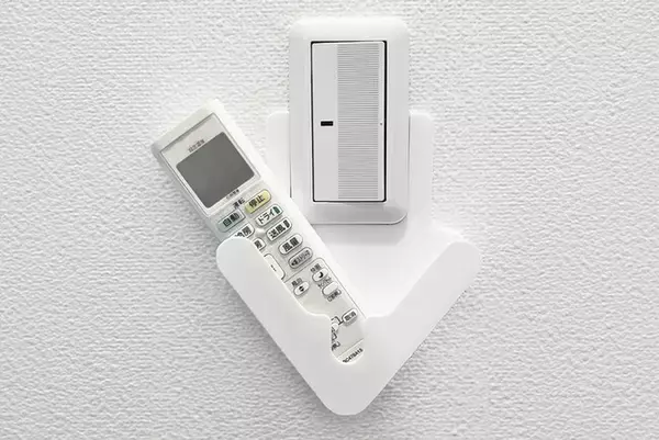リモコンを「なくすことがある人」約4割・・・電気スイッチにリモコンを置ける。イエノモノ「Pocketch（ポケッチ） 3WAYリモコンホルダー」を新発売。