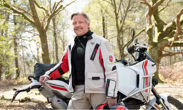 冒険ドキュメンタリーTVシリーズ「Long Way」で知られる俳優・冒険家 チャーリー・ブアマン氏とZEROFITがアンバサダー契約を締結