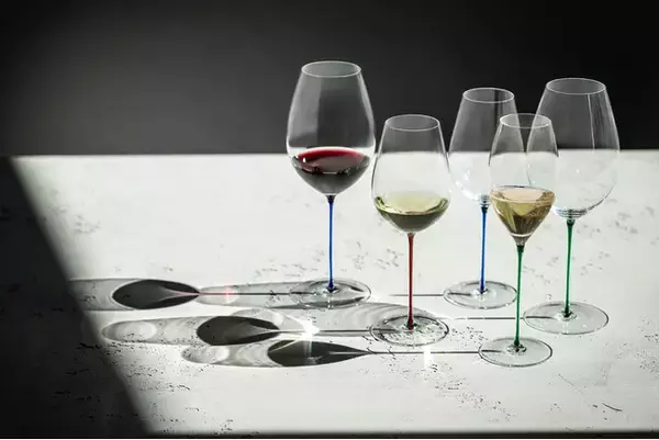 「【ツヴィーゼル グラス】色彩豊かなステムで彩る：新作「Enoteca Colors（エノテカ・カラーズ）」登場」の画像