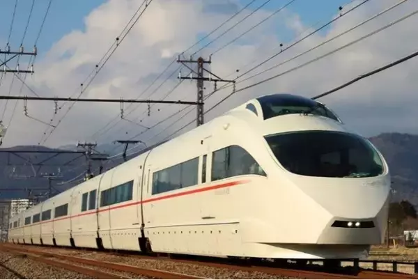 白いロマンスカーを、最大２５０名さまの貸し切りにて、ご利用いただけます！７月２５日、「ロマンスカー・ＶＳＥ貸切プラン」受付開始