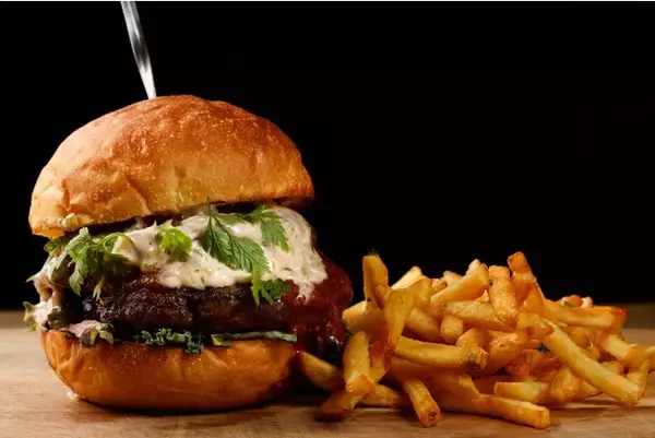 挽きたて！新鮮な国産牛100%のハンバーグが人気のSALON BUTCHER ＆WINE NEWoMan横浜店が、この夏、ボリューム満点のハンバーガーを展開スタート！