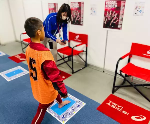 ヴィッセル神戸アカデミーのU-12選手を対象に、子どものあしの成長を予測するデジタルサービス「ASICS STEPNOTE」を使ったモニターを開始