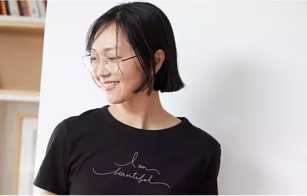 「2026年 国際女性デーに向け、ピープルツリーが「I am beautiful」メッセージTシャツとミモザアイテム発売」の画像
