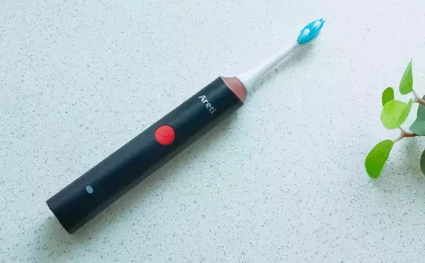 電動歯ブラシの効果的な使い方をチェック！　歯と歯ぐきの境目も、力を入れて動かすことなくステインオフ