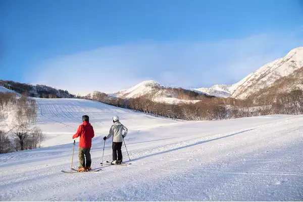【かぐらスキー場】銀世界の山小屋で過ごす贅沢時間「和田小屋」宿泊貸し切り＆ファーストトラックプラン販売【期　間】2026年1月13日(火)～3月25日(水)の火曜日もしくは水曜日からの1泊