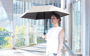 日陰と涼風をこれ一本で。お客様の声を受け前モデル比で風速20%UP『ファンが入った涼しい日傘「ファンブレラPOLE PLUS」』を発売
