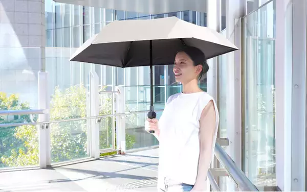 日陰と涼風をこれ一本で。お客様の声を受け前モデル比で風速20%UP『ファンが入った涼しい日傘「ファンブレラPOLE PLUS」』を発売