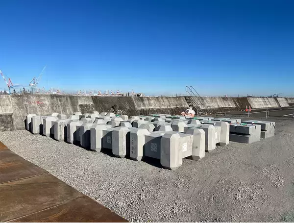 新しい低炭素型高機能コンクリート「e -CON(R)」が、神奈川県横浜市 新本牧ふ頭にて採用・納入されました。