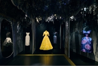 【Dior】アズディン・アライアが所蔵するディオールのコレクションの展覧会開催に密着した動画が公開