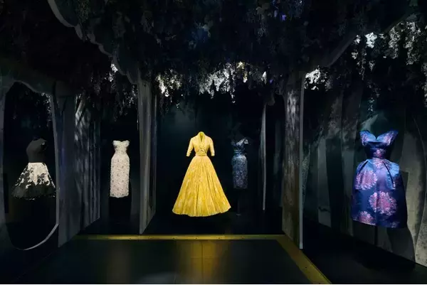 【Dior】アズディン・アライアが所蔵するディオールのコレクションの展覧会開催に密着した動画が公開