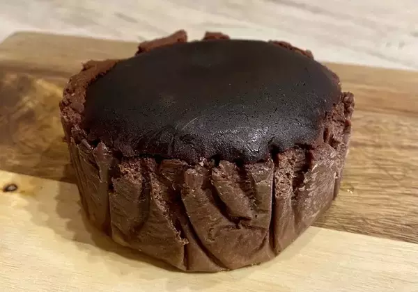 【小麦の奴隷】カカオ72%のビターチョコ使用！オーブンでじっくり焼きあげた甘すぎない大人のチョコバスクチーズケーキ。バレンタインのみの特別販売