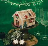 「まるでお菓子の家、アメリカのクリスマスの定番スイーツ「ジンジャーブレッドハウス」をクロスステッチで作るキットがフェリシモ「Couturier［クチュリエ］」から新登場」の画像1