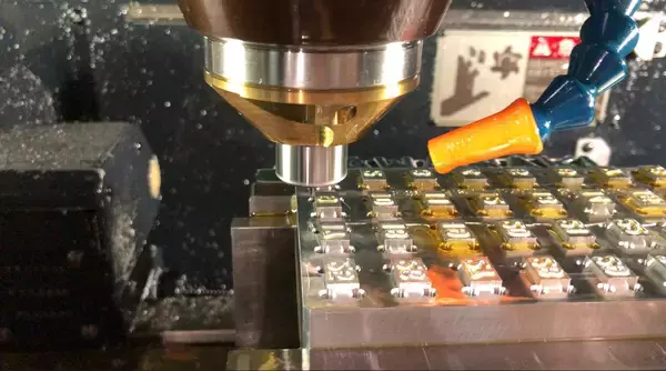 「世界に認められた金型製造技術で躍進する小さな町工場「ダイキ精工」。次の未来へ技術をつなげる新しいブランド『ダイキネクスト』を立ち上げた意図に迫る。」の画像