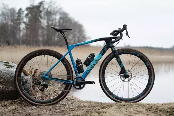 F1ドライバー、バルテリ・ボッタスが監修したグラベルロードバイク「キャニオン・グレイルCF SL VB77」を世界限定100台で発売