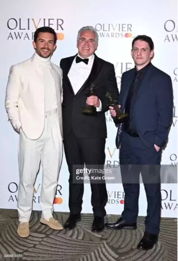 【ロロ・ピアーナ】 ジョナサン・ベイリーがローレンス・オリヴィエ賞の授賞式にてロロ・ピアーナを着用