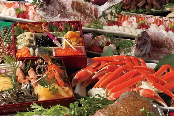「【オリエンタルホテル広島】国産牛の岩塩炙りや焼き蟹など華やかな新春料理が勢ぞろい「ニューイヤーランチ＆ディナーブッフェ2025」を開催」の画像
